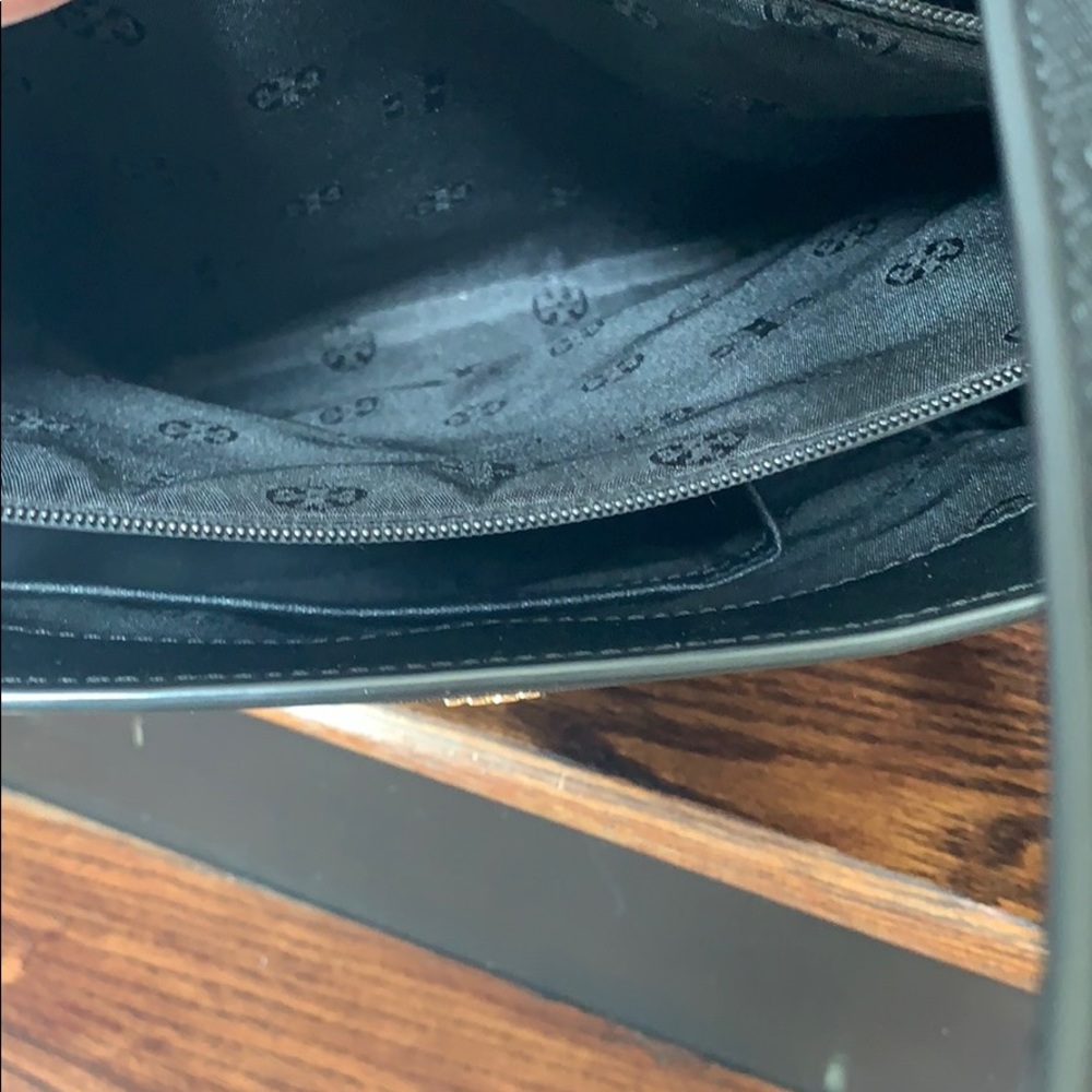 NWOT! Tory Burch saffiano leather tote - Picture 4 of 8